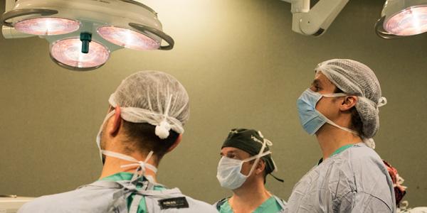 Ein Team von Ärzten transplantiert einem Patienten eine neue Niere.